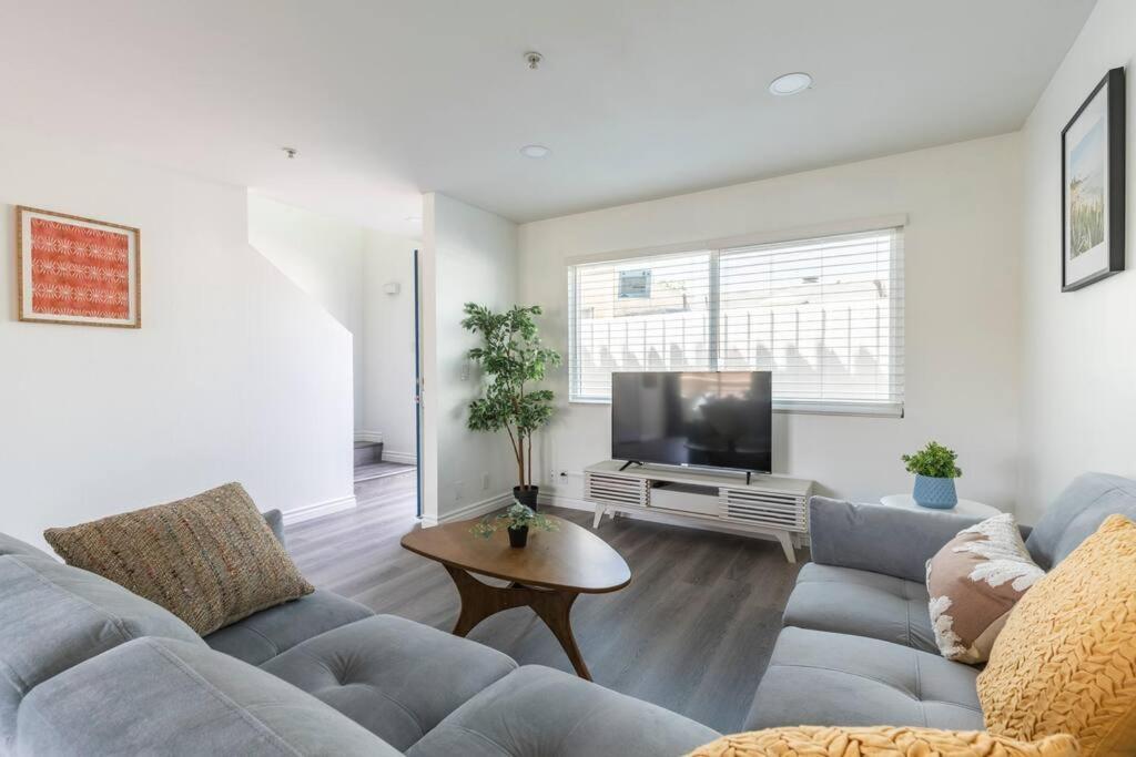 Modern 2Br Condo With King Bed & Balcony Near La Alhambra Buitenkant foto